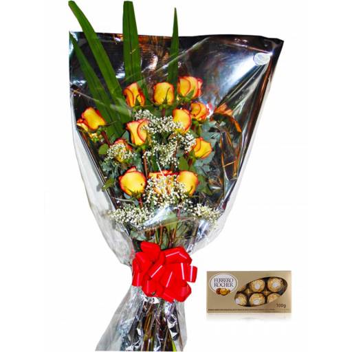Ramo 12 Rosas con Borde de P�talos Rojos en Sobre Transparente + Bombones Ferrero Rocher